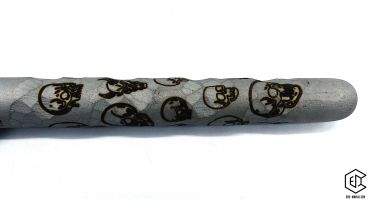 Handgeschmiedeter Kubotan HC-22-2 Unikat (Custom Made) von vorne auf weißem Hintergrund. Seriennummer SN sichtbar, Totenkopf-Gravur, schwarzer Paracord-Fangriemen, 3 Bohrungen. GPSR: Chargennummer/Hersteller SN für Rückverfolgbarkeit. Nur als Grifffestige